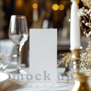 4x8 Menükarte Esstisch Mockup mit PSD, Smart Objekt, realistische Hochzeit formelle Party Weinliste Mockup, Romantische Cocktailkarte eingerichtet