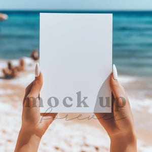 5x7 Sommereinladung Mockup mit PSD, Smart Objekt, Strandparty einladen Mockup, realistische Postkarte, einfache Photoshop Grußkarte