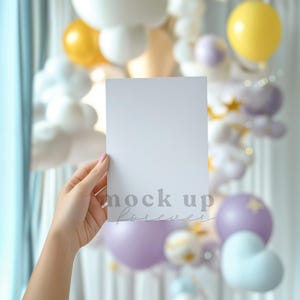 Maquette d'invitation d'anniversaire pour enfants 5 x 7 ans, PSD, objet intelligent, maquette d'invitation sur le thème des nuages, carte postale réaliste, carte de menu Photoshop