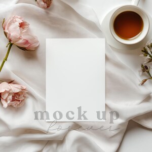 5x7 Hochzeitseinladung Mockup mit PSD, Smart Objekt, neutrales flach gelegtes Menü-Menü, realistische Postkarte, einfache Photoshop-Grußkarte