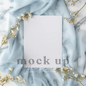 5x7 Spring Brunch Invitation Mock up przy użyciu PSD, Smart Object, Pastel Blue Menu Card Mockup, Realistyczna pocztówka, Wyświetlacz kart okolicznościowych