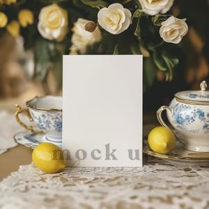 Maquette d'invitation de mariage d'été 5 x 7 à l'aide de PSD, objet intelligent, maquette de menu agrumes citron, carte postale réaliste, carte de voeux Photoshop facile