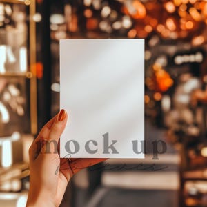 5x7 Einladungs-Mockup mit PSD, Smart Objekt, realistische Hand hält ein Einladungs-Mockup, realistische Postkartenanzeige, Photoshop-Menükarte