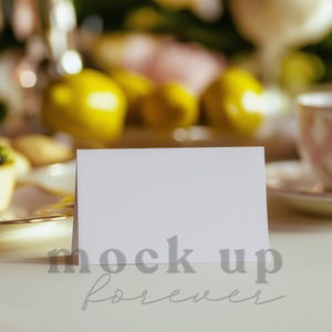 Mockup bruiloftskaart met slim PSD-object, realistisch voedselbuffet labelweergave mock-up, mockup verjaardagsfeestje bedankkaart
