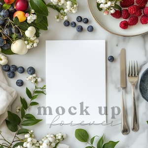 13x18 Beeren Brunch Einladung Mockup mit PSD, Smart Objekt, Erdbeer Dessert Menü Karte Mockup, Realistische Postkarte, Grußkarten Display