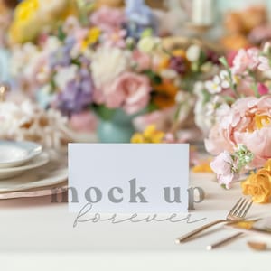 Mockup bruiloftskaart met slim PSD-object, realistisch voedselbuffet labelweergave mock-up, mockup verjaardagsfeestje bedankkaart