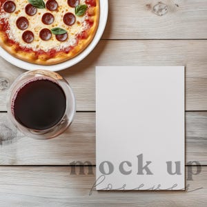 5x7 Pizza und Wein Einladung Mock up mit PSD, Smart Objekt, Italienische Themen Menü Karte Mockup, Realistische Grußkarte Flache Lage