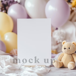 Maqueta de invitación para baby shower de 5 x 7 con PSD, objeto inteligente, maqueta de invitación con temática de osito de peluche, postal realista, tarjeta de menú fácil de Photoshop