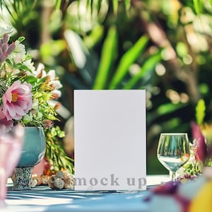 5x7 Frühlingshochzeitseinladungs-Modell mit PSD, Smart Objekt, Außengarten einladen Mockup, realistische Postkarte, Photoshop-Grußkarte