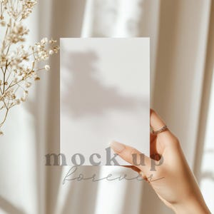 PSD、スマートオブジェクト、ロマンチックな招待状のモックアップ、リアルなポストカード、簡単なPhotoshopグリーティングカードを使用した5x7ウェディング招待状のモックアップ