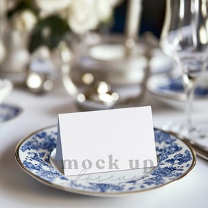 Mockup brunchplaatskaart met slim PSD-object, realistisch voedselbuffet labelweergave mock-up, verjaardag High Tea Party bedankkaartmodel