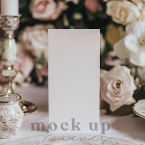 4x8 Menükarte Esstisch Mockup mit PSD, Smart Objekt, realistische Hochzeit formelle Party Weinliste Mockup, Romantische Cocktailkarte eingerichtet