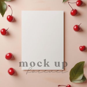 Invito a tema ciliegia 5x7 Mock up con PSD, oggetto avanzato, invito retrò rosso, cartolina realistica, menu Photoshop semplice