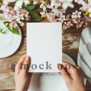5 x 7 huwelijksuitnodiging mock-up met behulp van PSD, slim object, romantische uitnodigingsmodel, realistische briefkaart, eenvoudige Photoshop-wenskaart