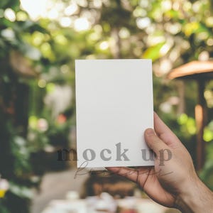 5x7 Hinterhof Hochzeitseinladung Mockup mit PSD, Smart Objekt, Sommerparty Menü Mockup, realistische Postkarte, einfache Photoshop Grußkarte