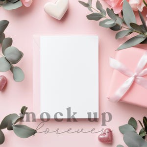5x7 Walentynkowe Zaproszenie Mockup przy użyciu PSD, Obiekt inteligentny, Mockup menu Coquette, Realistyczna pocztówka, Łatwa kartka okolicznościowa Photoshop