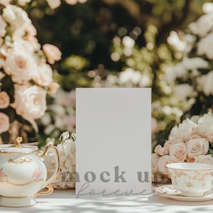 5x7 Coquette Wedding Invitation Mock up przy użyciu PSD, Smart Object, Romantic Invite Mockup, Realistyczna pocztówka, Łatwa karta menu Photoshop