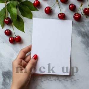 PSD、スマートオブジェクト、赤いレトロな招待状のモックアップ、リアルなポストカード、簡単な Photoshop メニューカードを使用した 5x7 チェリーテーマの招待状のモックアップ