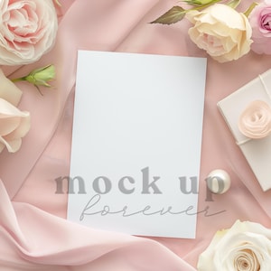 Maqueta de invitación de boda de primavera de 5 x 7 con PSD, objeto inteligente, maqueta de invitación romántica, postal realista, tarjeta de felicitación fácil de Photoshop