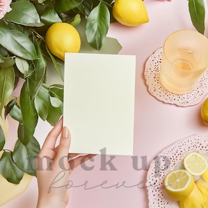 Maquette d'invitation de mariage d'été 5 x 7 à l'aide de PSD, objet intelligent, maquette de menu agrumes citron, carte postale réaliste, carte de voeux Photoshop facile