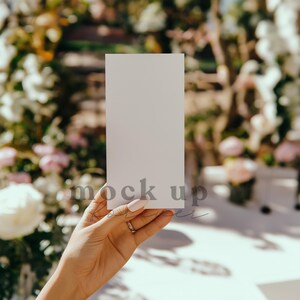 4x8 Frühlings-Hochzeits-Menü-Karte Mock-up mit PSD, Smart-Objekt, realistische formelle Esstisch-Party-Set-up, Hochzeit Weinkarte Mockup
