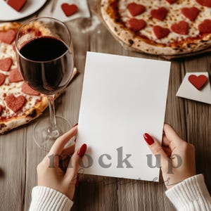 Convite de pizza e vinho 5x7 Mock up usando PSD, objeto inteligente, mockup de cartão de menu do dia dos namorados, cartão de felicitações realista de Galentine's Flat lay