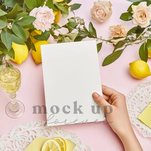 Maquette d'invitation de mariage d'été 5 x 7 à l'aide de PSD, objet intelligent, maquette de menu agrumes citron, carte postale réaliste, carte de voeux Photoshop facile