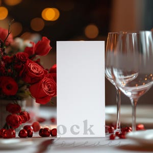 4x8 Valentinstag Menükarte Mockup mit PSD, Smart Objekt, Realistisch Formelle Esstisch Party Einrichtung, Hochzeit Weinkarte Mockup
