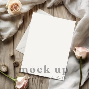 Maqueta de invitación de boda de 5 x 7 con PSD, objeto inteligente, maqueta de invitación romántica, postal realista, tarjeta de felicitación fácil de Photoshop