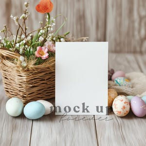 Invito alla caccia alle uova di Pasqua 5x7 Mock up usando PSD, oggetto avanzato, mockup del menu di Quaresima, cartolina realistica, biglietto di auguri Photoshop facile