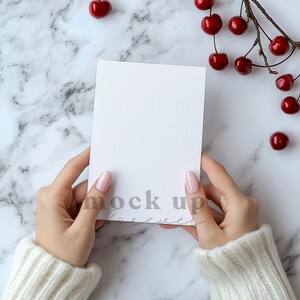 5x7 Kirsch-Themen-Einladungs-Mockup mit PSD, Smart-Objekt, rotem Retro-Einladungsmodell, realistischer Postkarte, einfacher Photoshop-Menükarte