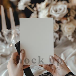 PSD、スマートオブジェクトを使用した 5x7 結婚式招待状モックアップ、フォーマルなダイニング招待状モックアップ、リアルなポストカード、簡単な Photoshop グリーティングカード