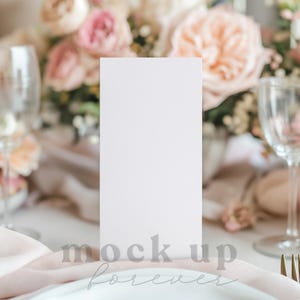 4x8 Menükarte Esstisch Mockup mit PSD, Smart Objekt, realistische Hochzeit formelle Party Weinkarte Mockup, Coquette Cocktail Card Set-up