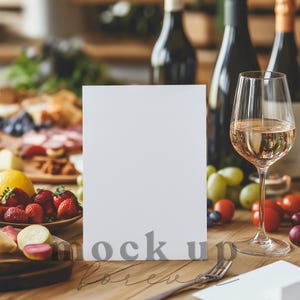 Invito per festa di vino e champagne 5x7 Mock up tramite PSD, oggetto intelligente, menu per festa in casa intima, biglietto di auguri realistico Flatlay