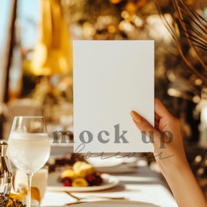 Maqueta de invitación de verano de 5 x 7 con PSD, objeto inteligente, maqueta de invitación a una fiesta de bodas en la playa, postal realista, tarjeta de felicitación fácil de usar con Photoshop