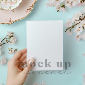 PSD、スマートオブジェクト、ロマンチックな招待状モックアップ、リアルなポストカード、Photoshopグリーティングカードを使用した5x7桜の結婚式招待状モックアップ