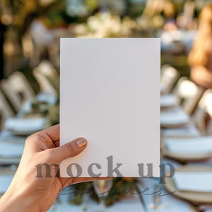 Maqueta de invitación de boda al aire libre de 5 x 7 con PSD, objeto inteligente, maqueta de invitación a fiesta de verano, mujer realista sosteniendo una tarjeta de menú, tarjeta de felicitación