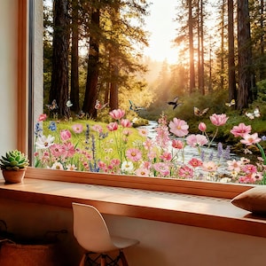 Peut inclure: Une scène de fenêtre représentant un paysage forestier avec un ruisseau, des fleurs sauvages et des papillons. La scène comprend des fleurs roses, blanches et violettes. Une petite plante succulente dans un pot en terre cuite est sur le rebord de la fenêtre. Une chaise blanche est au premier plan.