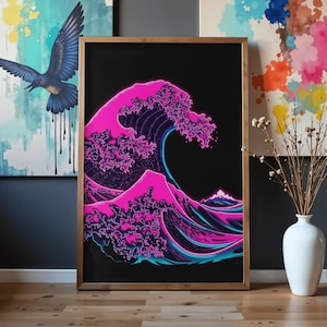 Puede incluir: Una impresión artística enmarcada que presenta un diseño de ola estilizada en rosa vibrante y turquesa sobre un fondo negro. La obra de arte está enmarcada en un marco dorado y se exhibe sobre un suelo de madera.
