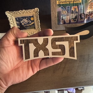 Plankdecor met Texas State-logo en houten inlegwerk | Display slaapzaal | Alumnicadeau | Accent ventilatorplank