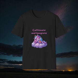 Camiseta de unicornio suave y caprichosa, camiseta de café con melena arcoíris de dibujos animados, iluminación dramática intensa, arcoíris pastel, expresión mágica y soñolienta.