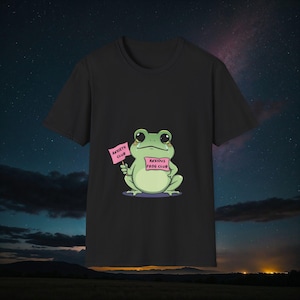 Camiseta unisex suave del Club de las Ranas Ansiosas Kawaii, regalo ideal para los amantes de las ranas de la Generación Z, camiseta con dibujos animados llamativos, sudadera verde pastel, rana nerviosa