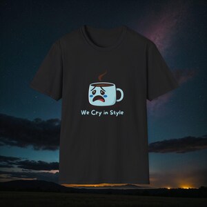 Camiseta unisex de estilo suave con diseño de taza de café que llora, estilo minimalista y atrevido de dibujos animados, «Lloramos con estilo», humor sobre salud mental, autocrítica.