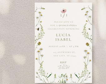 Op de afbeelding: Een witte uitnodigingskaart met een bloemige rand. De tekst luidt "U bent van harte welkom voor een Quinceañera-viering ter ere van Lucía Isabel. 20 augustus om 17:00 uur. 121 Anywhere St., Any City, ST 12345. RSVP bij Victoria 113-166-1777."