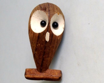 Wood Owl pin, brooch.  Vintage 1960.  Modernist. Too Cute.  Kitsch.