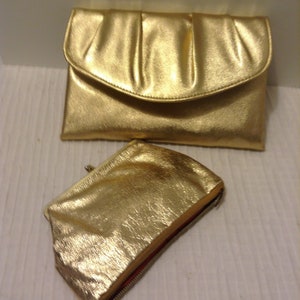 Cartera vintage dorada. Monedero a juego con compartimento inferior con cremallera.