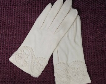 VINTAGE 1960 White Gloves.  Lace Edged Gloves.  Mad Men.  Gorgeous. Crescendoe. Size 7