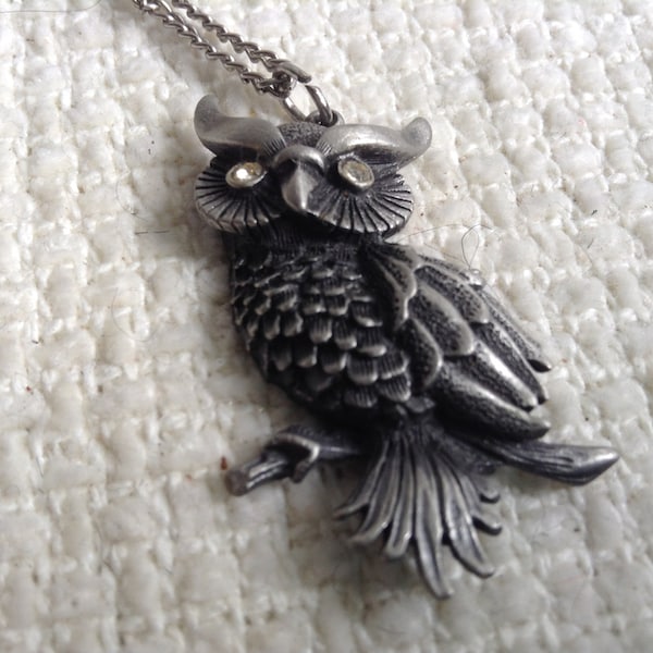 MOD groovy Owl PENDANT necklace.  Silver tone metal and rhinestone eyes.  Vintage 1970.