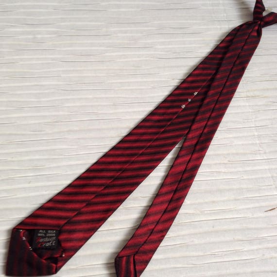 1960/'s Neck Tie Navy Blue and Red Feather Design