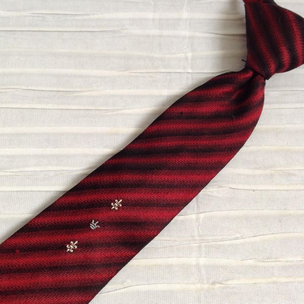 SKINNY Tie.  Clip on Necktie.  1960's Vintage, Red & Black Striped Silk.  Fashion Craft.  Mod, Eames era, Mad Men, Beatles, Rockabilly